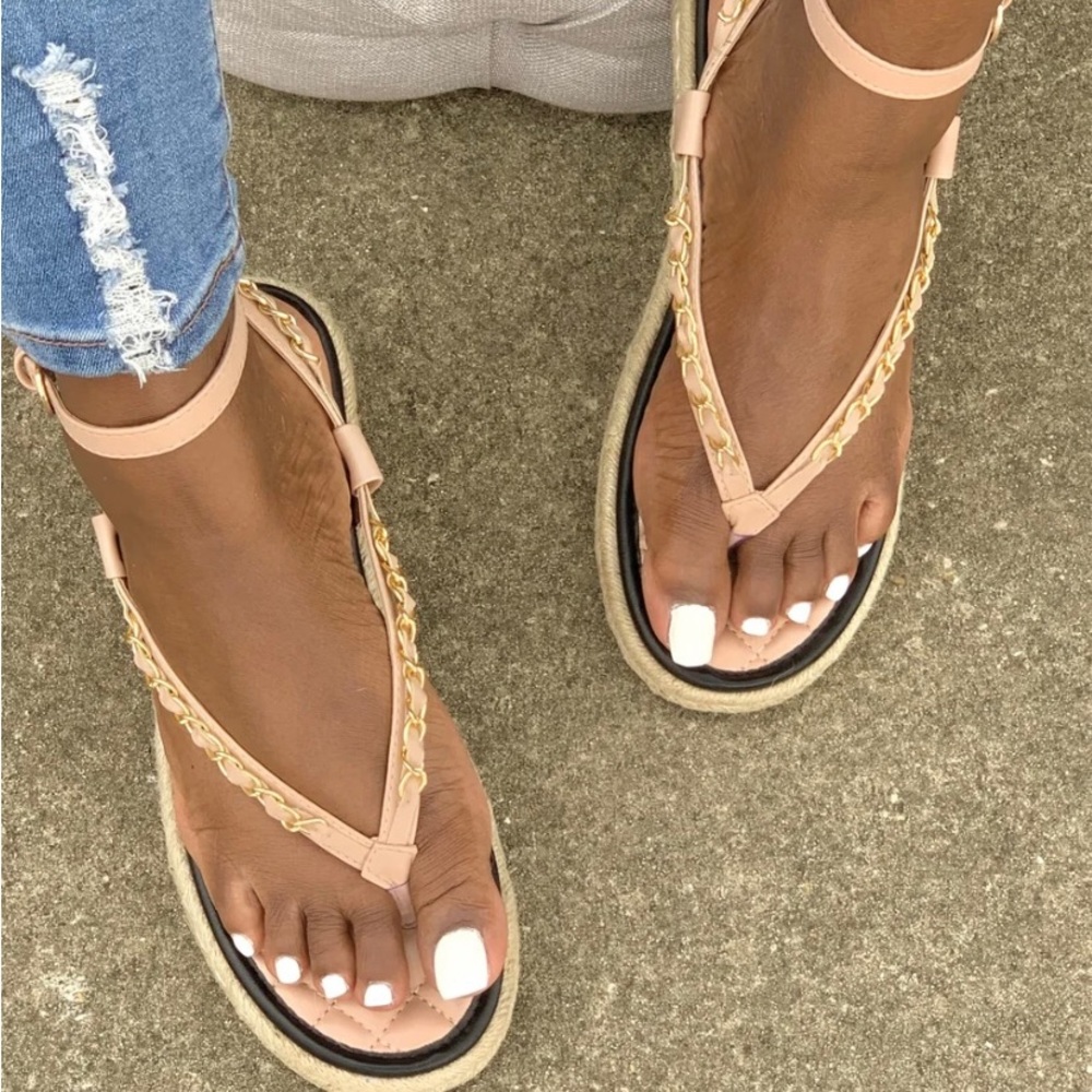 (NEW) Sandals 6.5 but fits like a 7